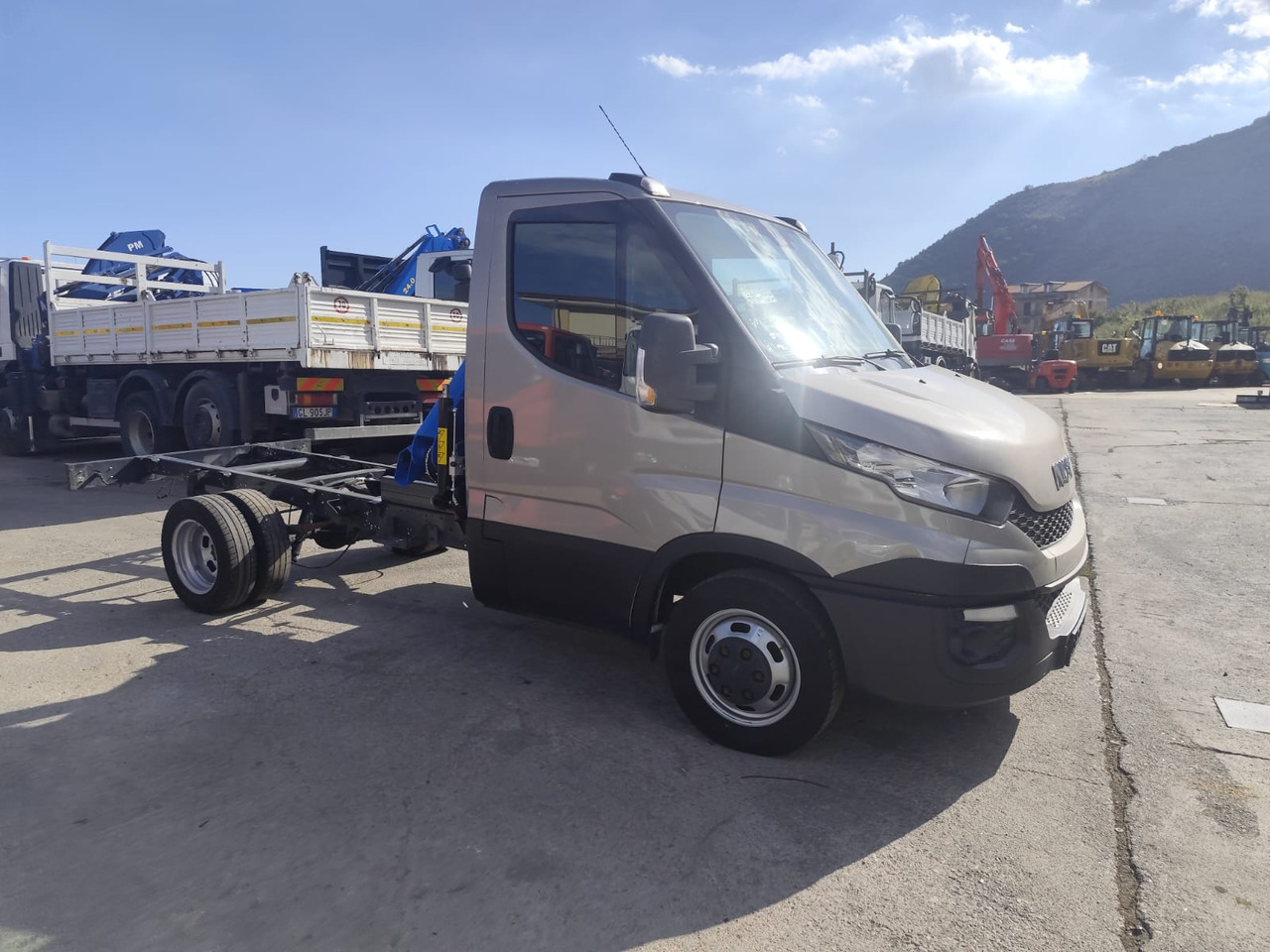 Crane truck, Tipper van IVECO DAILY 35-130: picture 26 Crane truck, Tipper van IVECO DAILY 35-130: picture 26