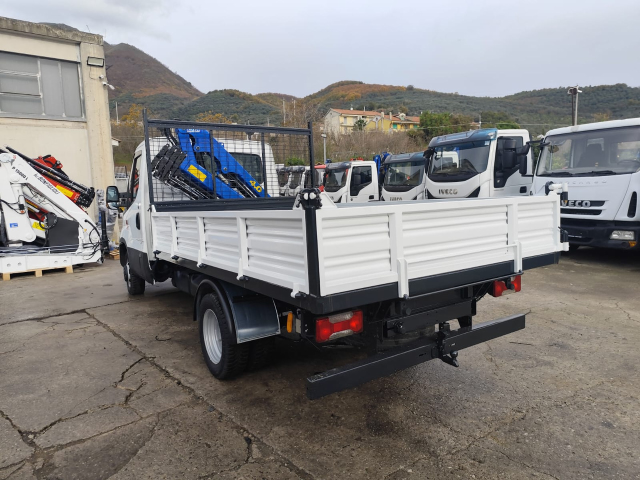 IVECO DAILY 35-150 - Tipper, Crane truck: picture 3 IVECO DAILY 35-150 - Tipper, Crane truck: picture 3