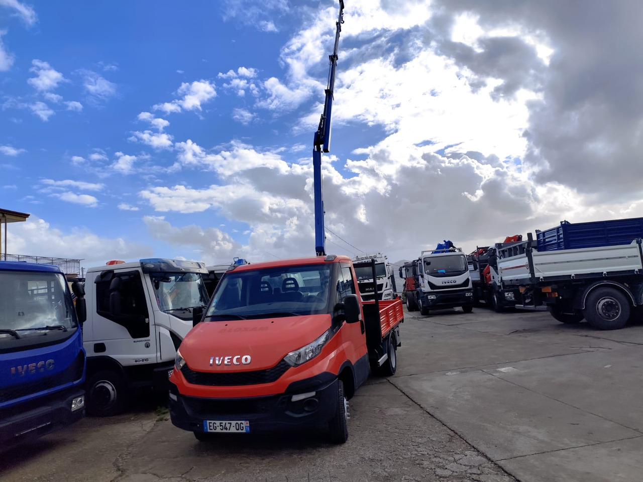 IVECO DAILY 35C13 - Crane truck: picture 2 IVECO DAILY 35C13 - Crane truck: picture 2