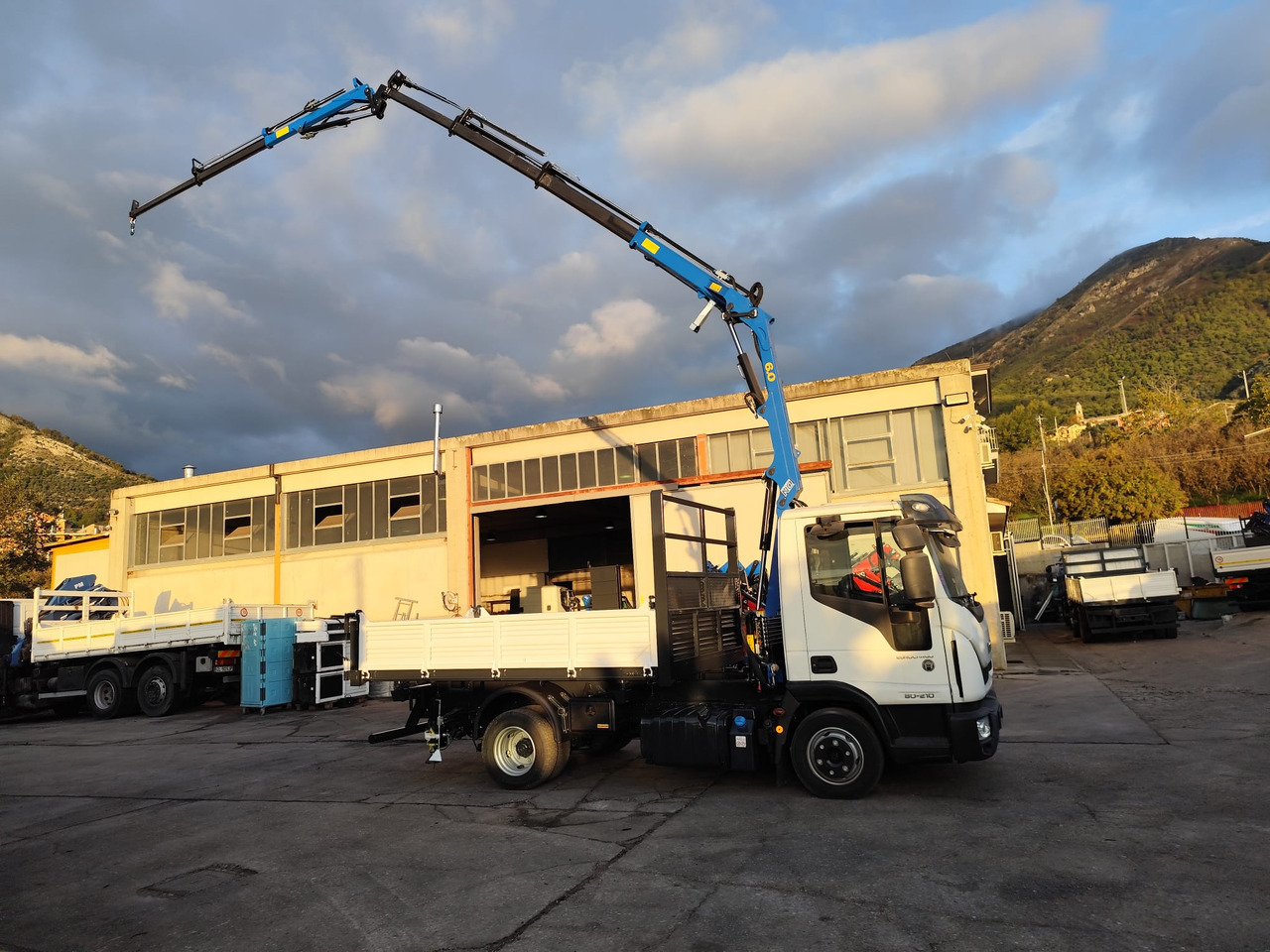 Crane truck, Tipper IVECO EUROCARGO 80-210: picture 31