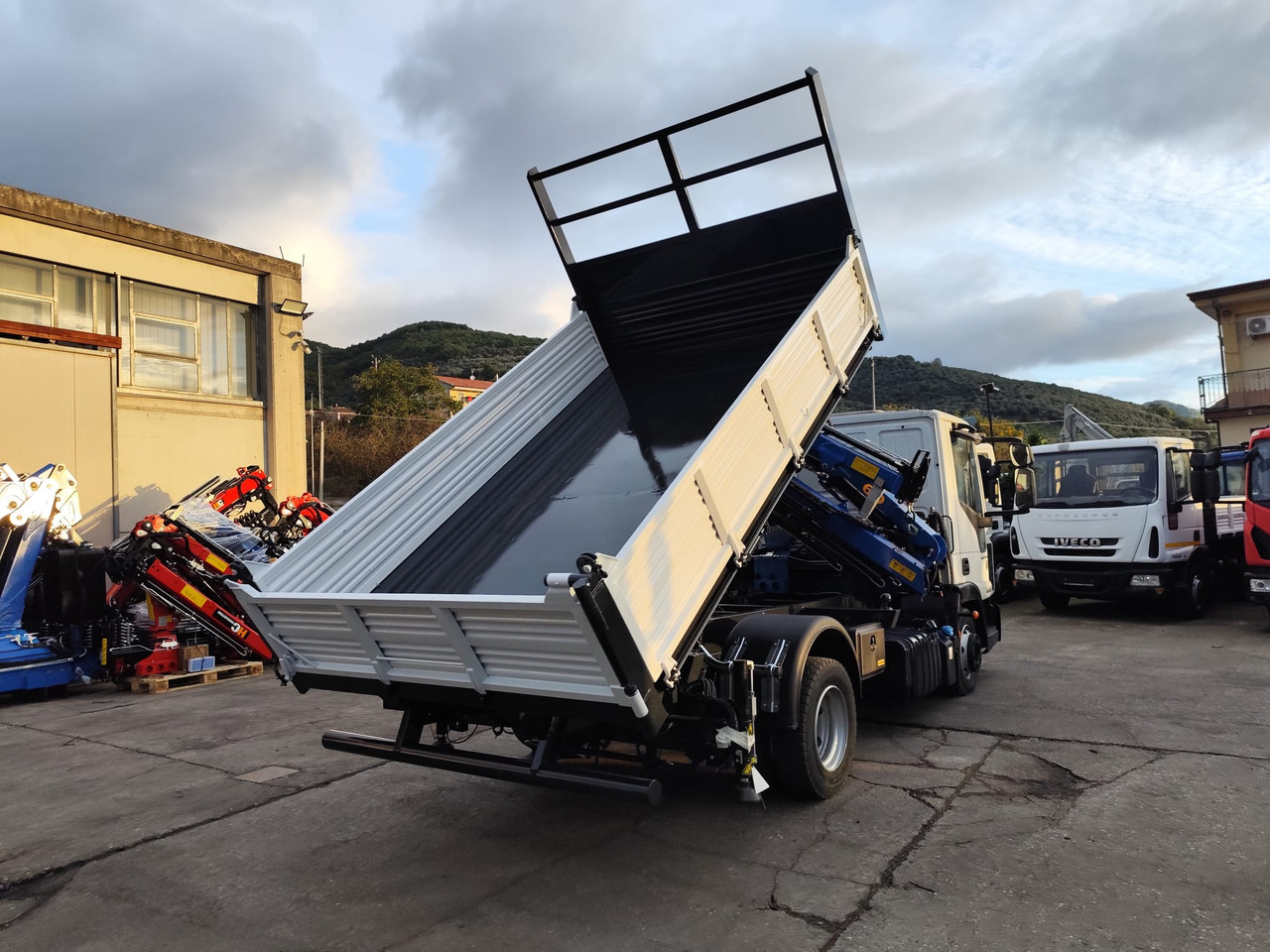 Crane truck, Tipper IVECO EUROCARGO 80-210: picture 6
