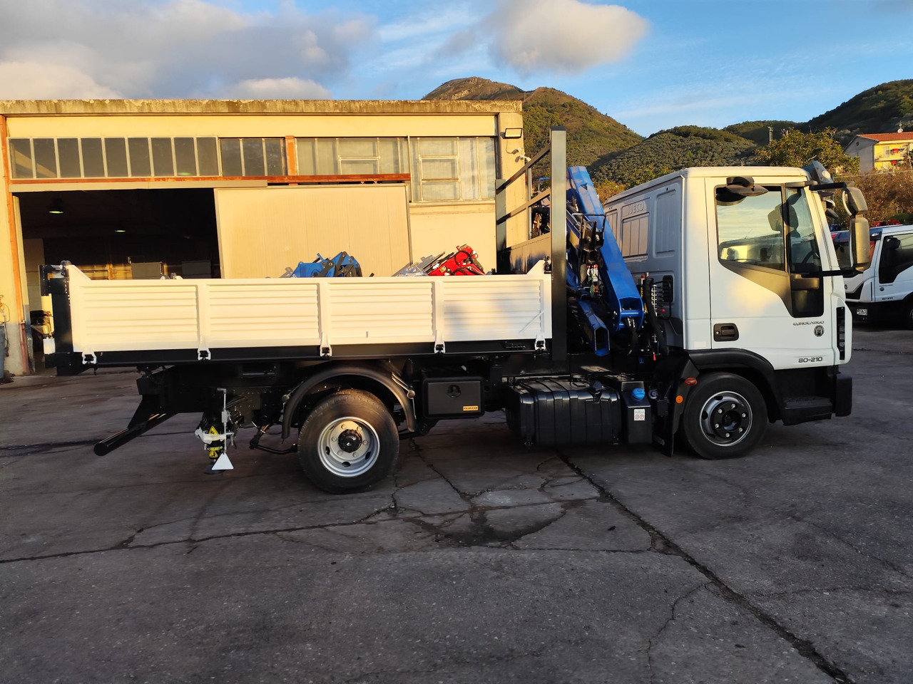 Crane truck, Tipper IVECO EUROCARGO 80-210: picture 48