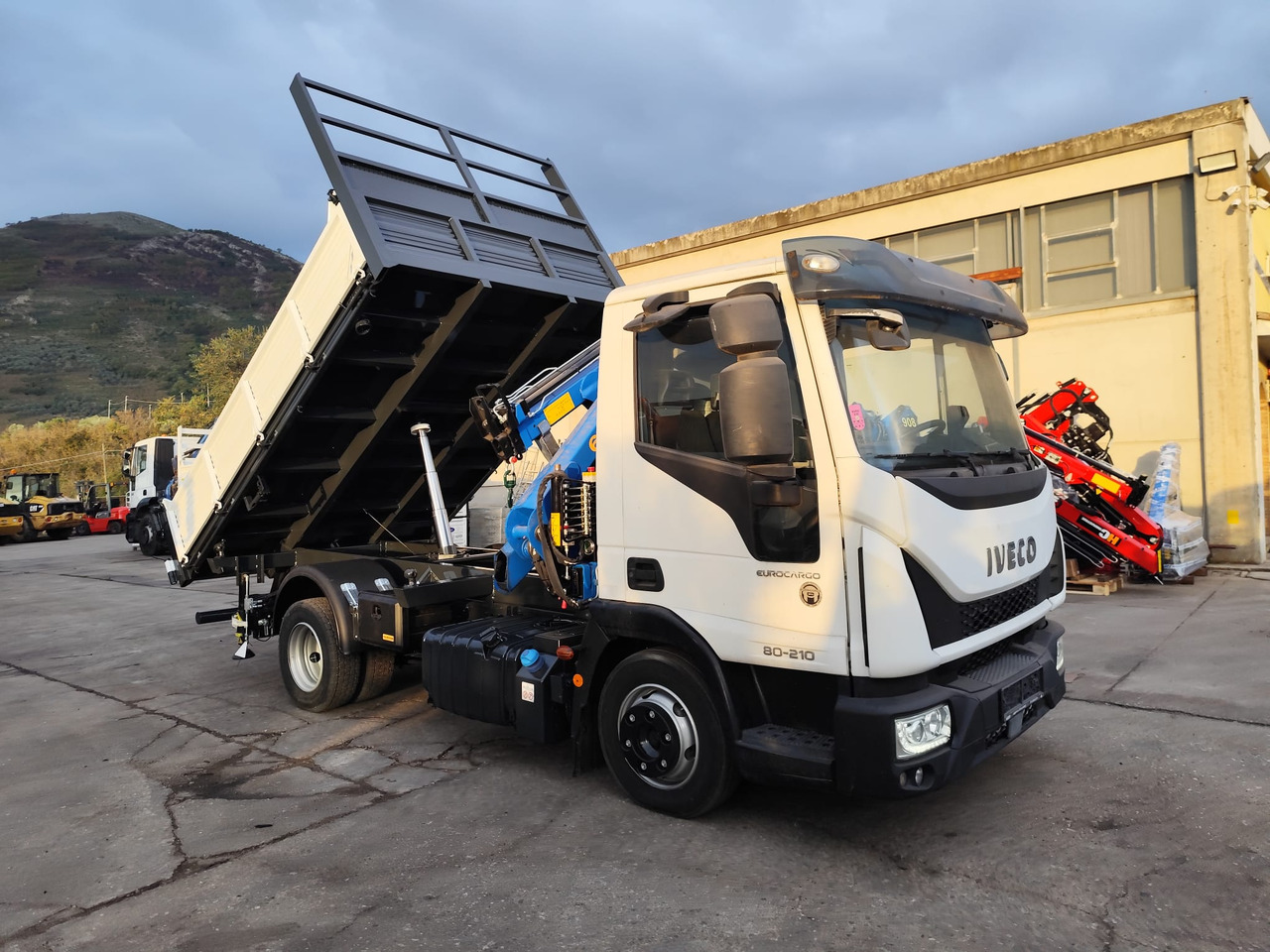 Crane truck, Tipper IVECO EUROCARGO 80-210: picture 10
