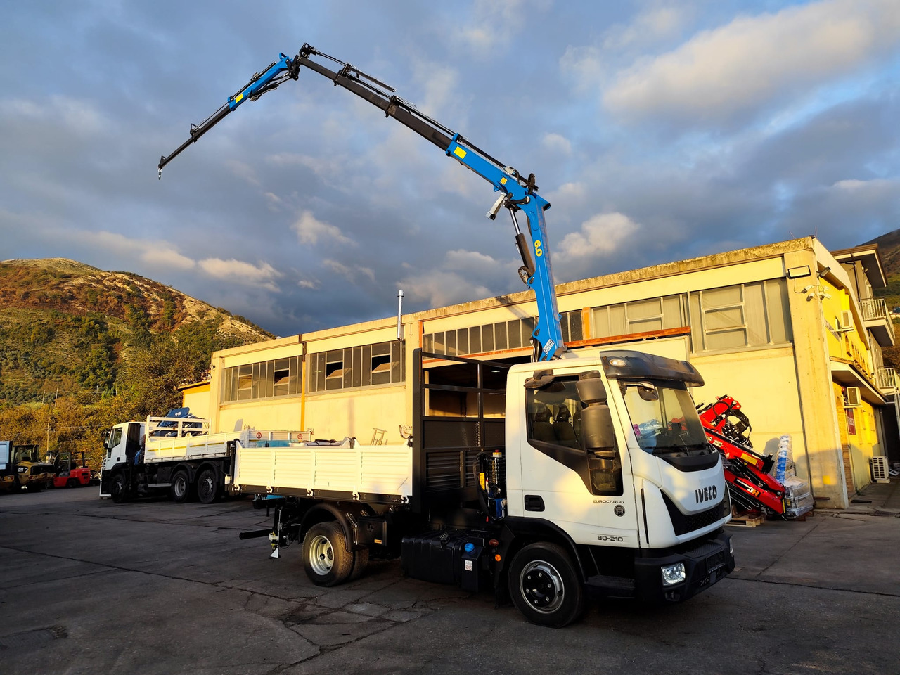 Crane truck, Tipper IVECO EUROCARGO 80-210: picture 32