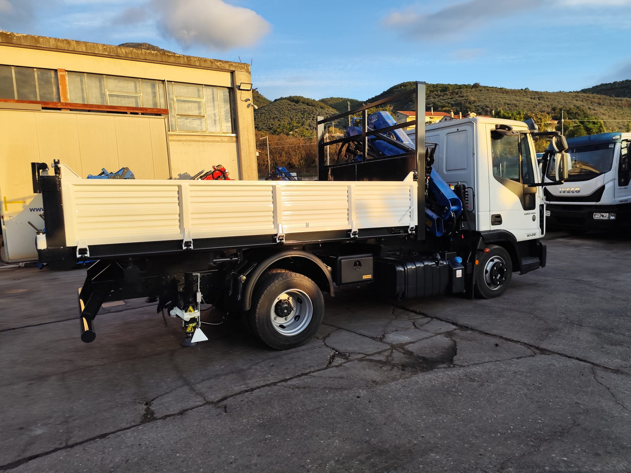 Crane truck, Tipper IVECO EUROCARGO 80-210: picture 47
