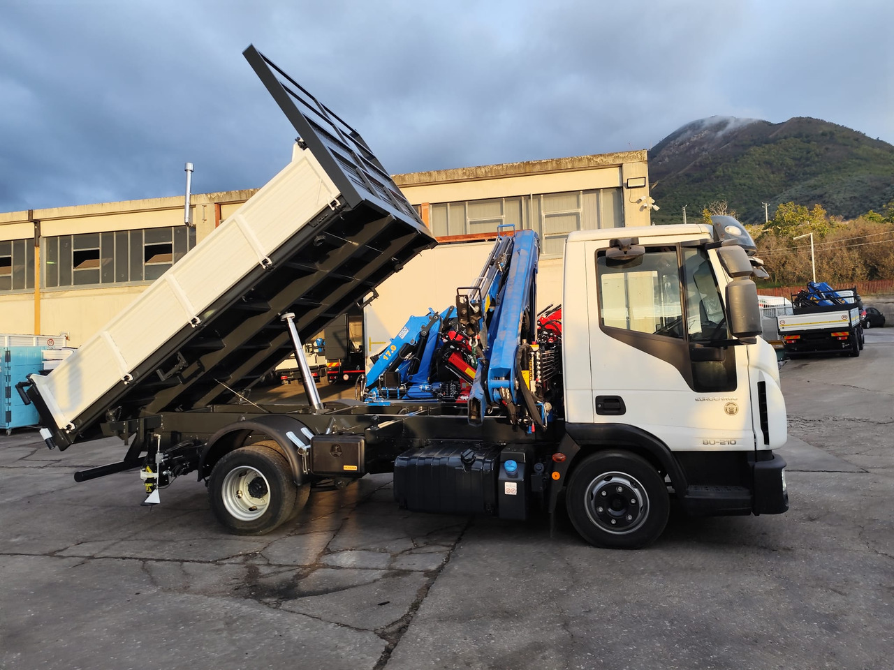 Crane truck, Tipper IVECO EUROCARGO 80-210: picture 8