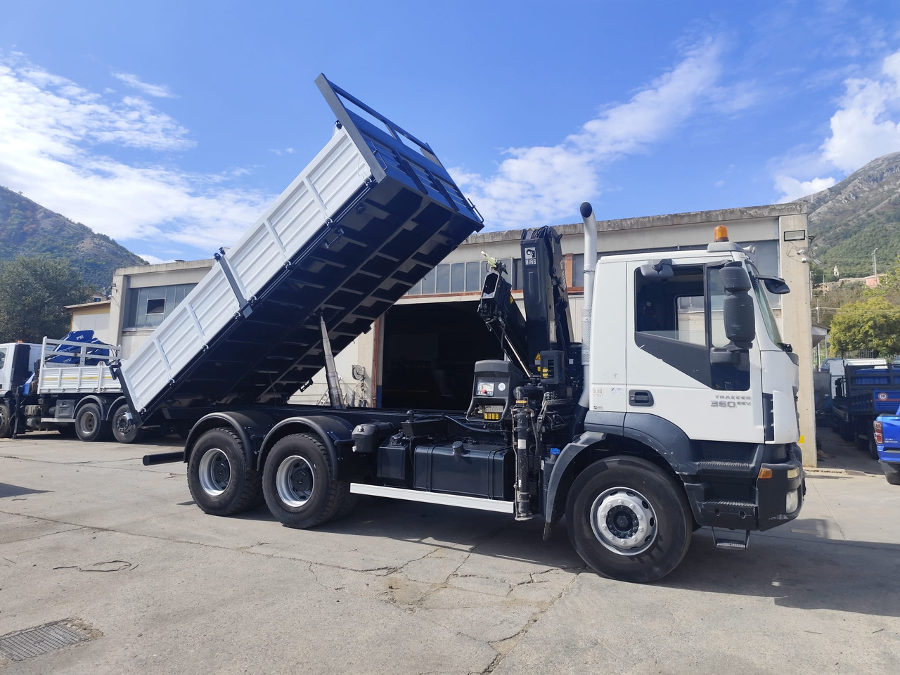 IVECO TRAKKER 260T36 - Crane truck: picture 2 IVECO TRAKKER 260T36 - Crane truck: picture 2