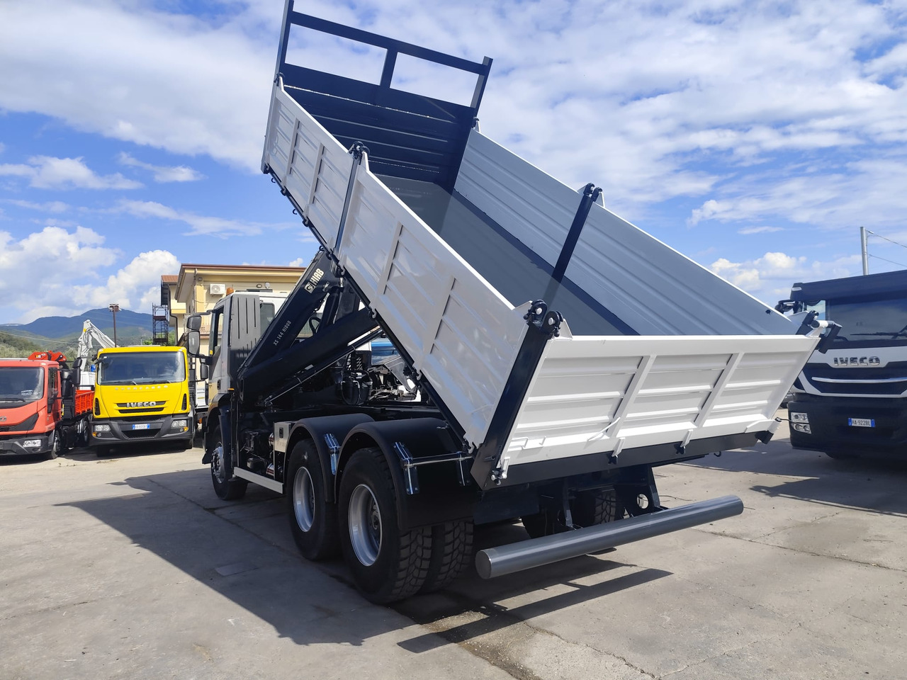 IVECO TRAKKER 260T36 - Crane truck: picture 4 IVECO TRAKKER 260T36 - Crane truck: picture 4