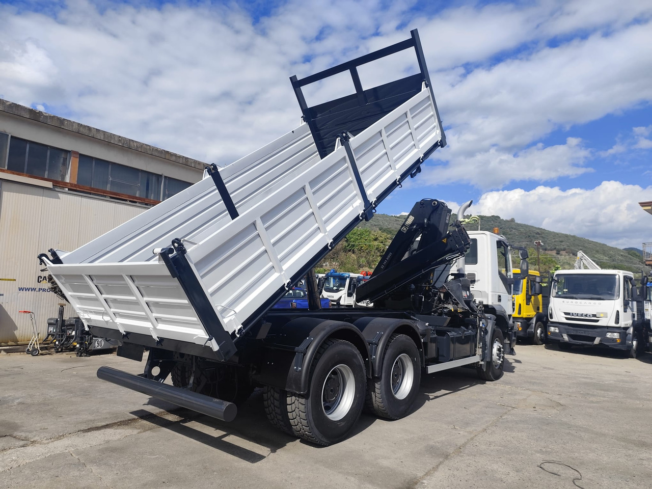 IVECO TRAKKER 260T36 - Crane truck: picture 3 IVECO TRAKKER 260T36 - Crane truck: picture 3