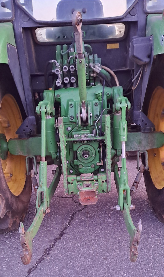 JOHN DEERE 5820 - Farm tractor: picture 5 JOHN DEERE 5820 - Farm tractor: picture 5