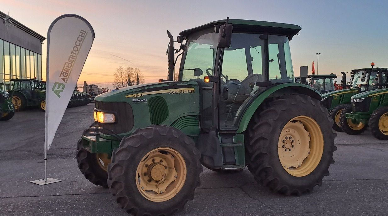 JOHN DEERE 5820 - Farm tractor: picture 1 JOHN DEERE 5820 - Farm tractor: picture 1