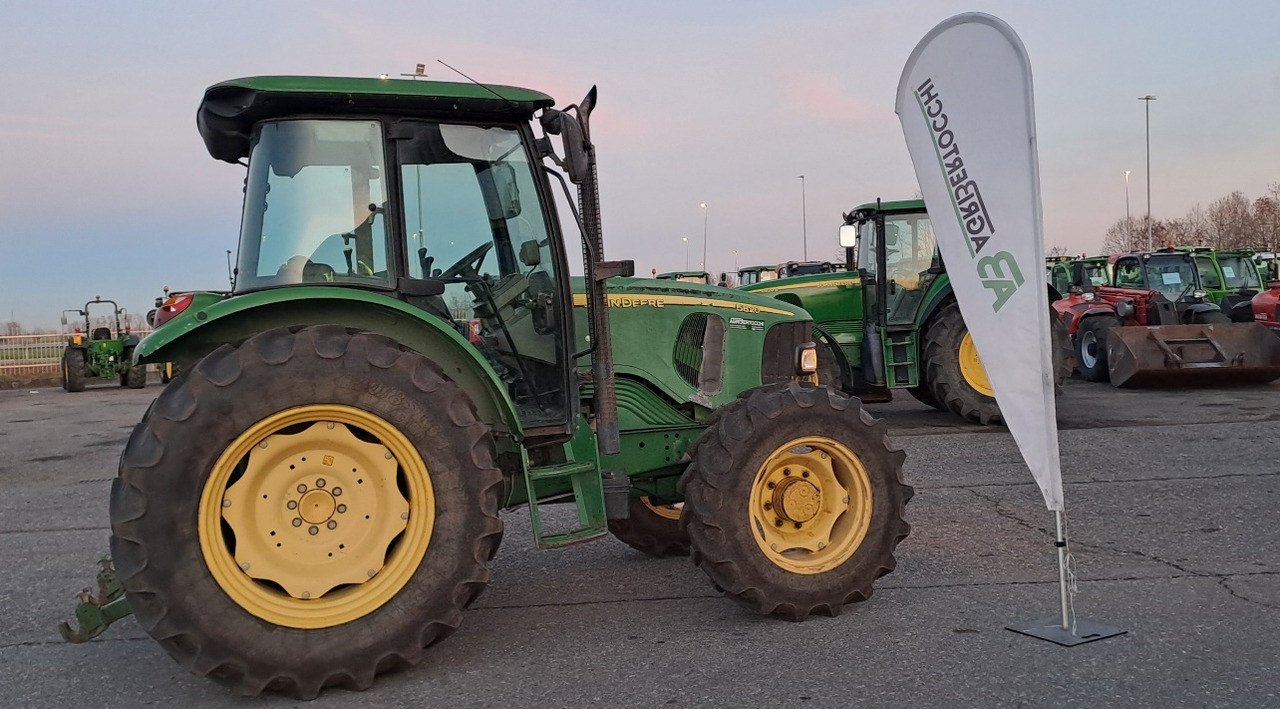 JOHN DEERE 5820 - Farm tractor: picture 2 JOHN DEERE 5820 - Farm tractor: picture 2