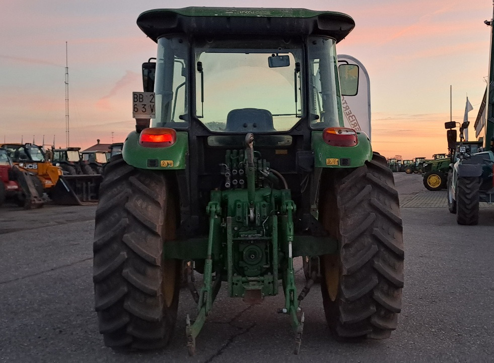 JOHN DEERE 5820 - Farm tractor: picture 4 JOHN DEERE 5820 - Farm tractor: picture 4