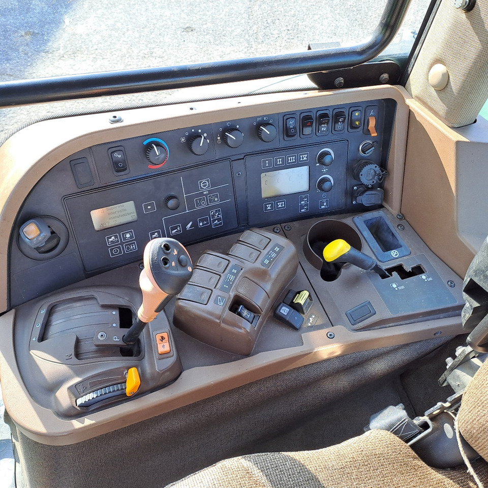 Farm tractor JOHN DEERE 7830: picture 10