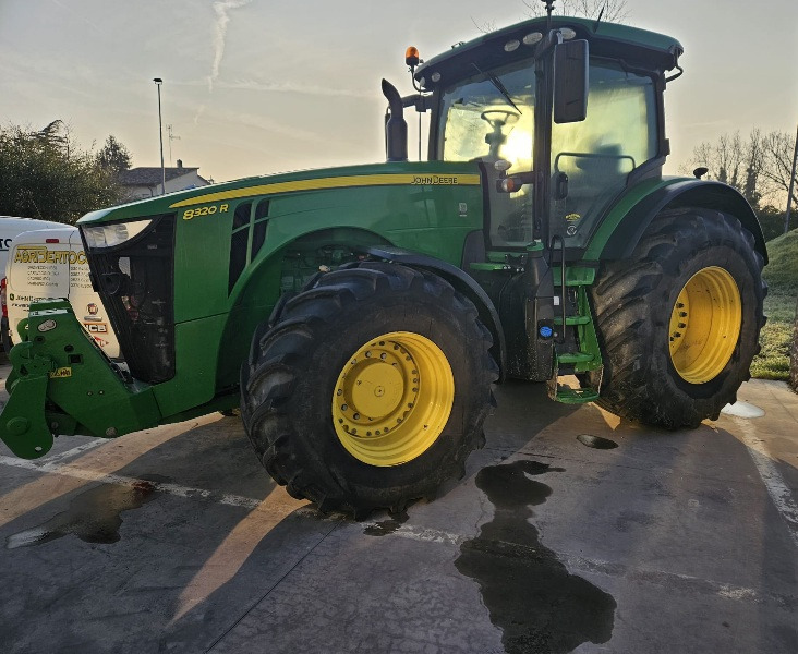 JOHN DEERE 8320R - Farm tractor: picture 1 JOHN DEERE 8320R - Farm tractor: picture 1