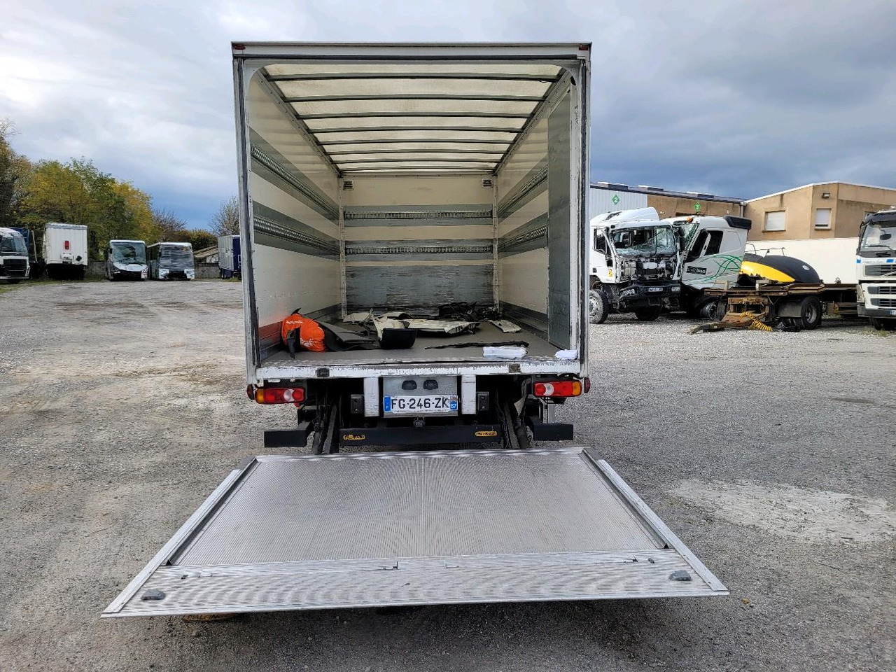 Box truck FUSO CANTER 7C15: picture 6