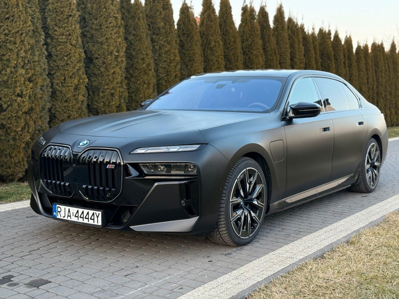 BMW M760 Baureihe 7 Lim M760 e xDrive - Sedan: picture 1 BMW M760 Baureihe 7 Lim M760 e xDrive - Sedan: picture 1