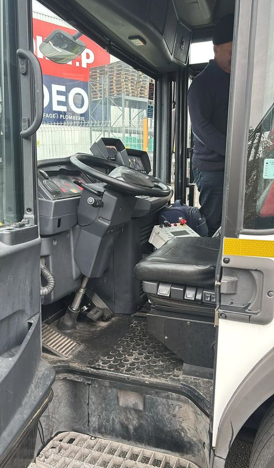 Renault D26 ŚMIECIARKA - Garbage truck: picture 5 Renault D26 ŚMIECIARKA - Garbage truck: picture 5