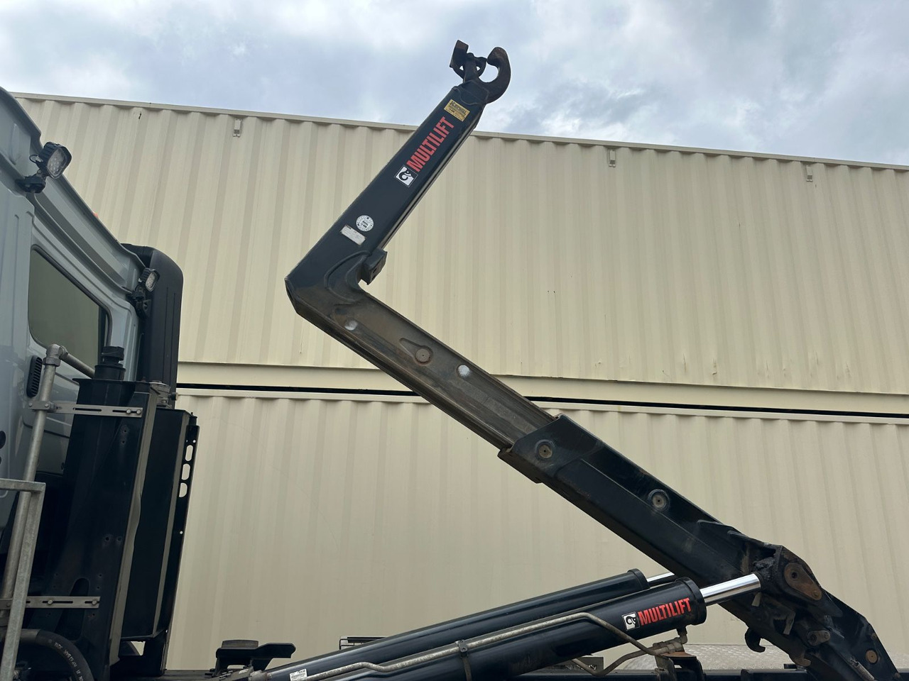 Mercedes-Benz Arocs 2643/Hiab M. /1. Hd /R.St. 3.90m/265.773KM - Hook lift truck: picture 5 Mercedes-Benz Arocs 2643/Hiab M. /1. Hd /R.St. 3.90m/265.773KM - Hook lift truck: picture 5