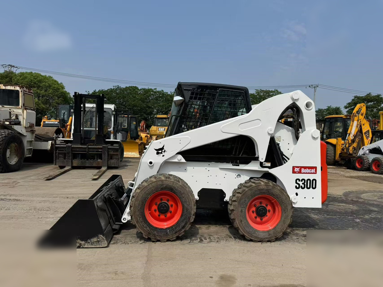 BOBCAT S300 - Skid steer loader: picture 1 BOBCAT S300 - Skid steer loader: picture 1