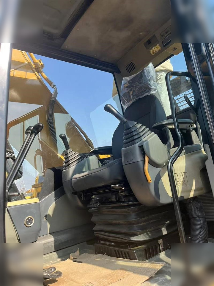 Crawler excavator CATERPILLAR 320D: picture 8