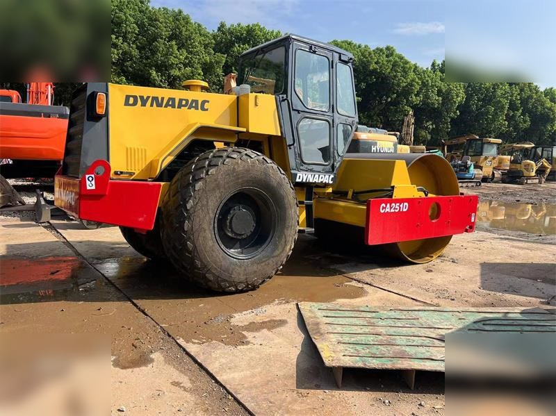 DYNAPAC CA251D - Compactor: picture 2 DYNAPAC CA251D - Compactor: picture 2