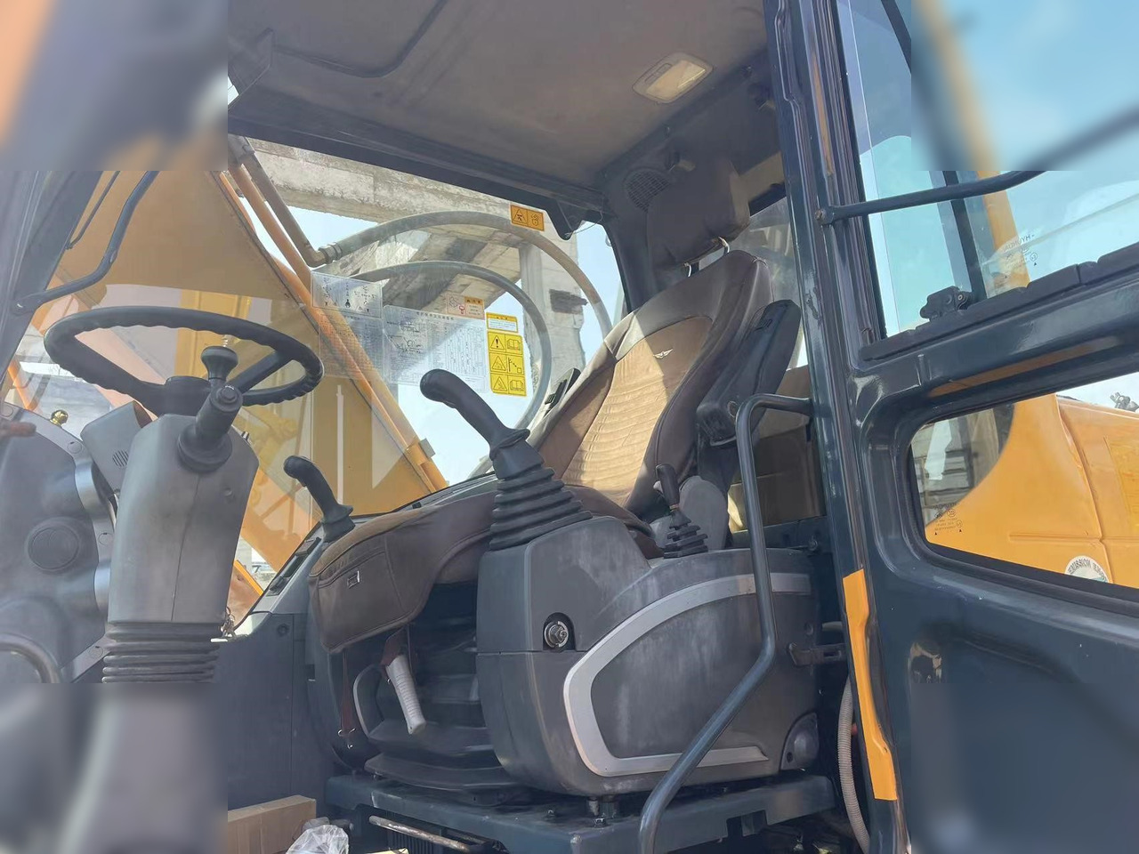 HYUNDAI ROBEX 210W-9 - Wheel excavator: picture 5 HYUNDAI ROBEX 210W-9 - Wheel excavator: picture 5