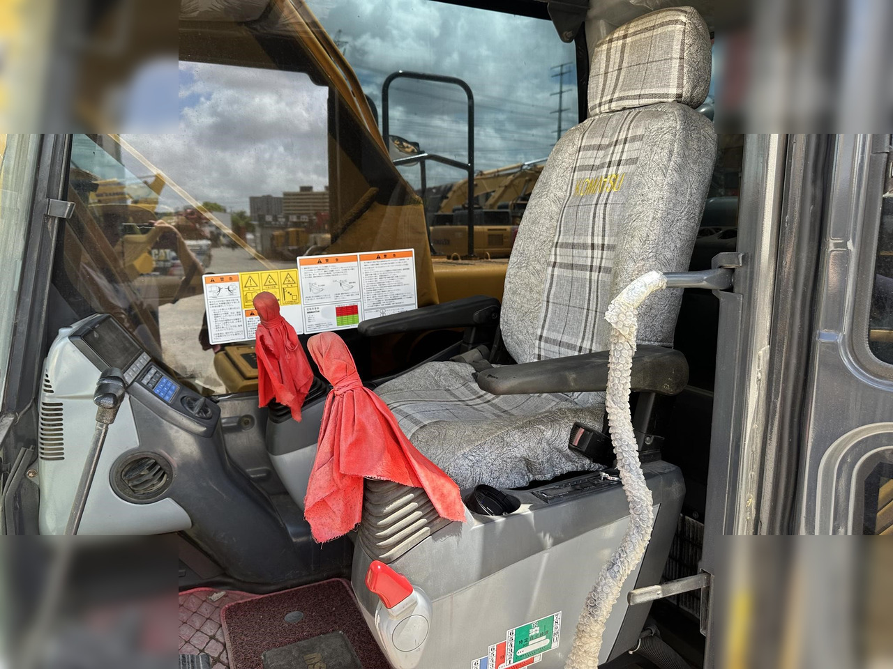 Crawler excavator KOMATSU PC200-8: picture 8