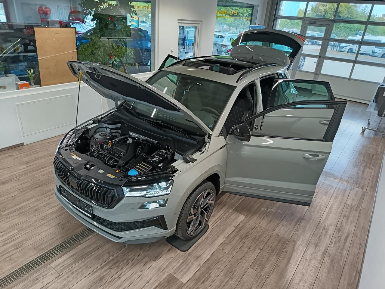 Skoda Karoq Sportline 1,5 TSI DSG*AHK*PSD*STD.HZG*NAVI - SUV: picture 2 Skoda Karoq Sportline 1,5 TSI DSG*AHK*PSD*STD.HZG*NAVI - SUV: picture 2