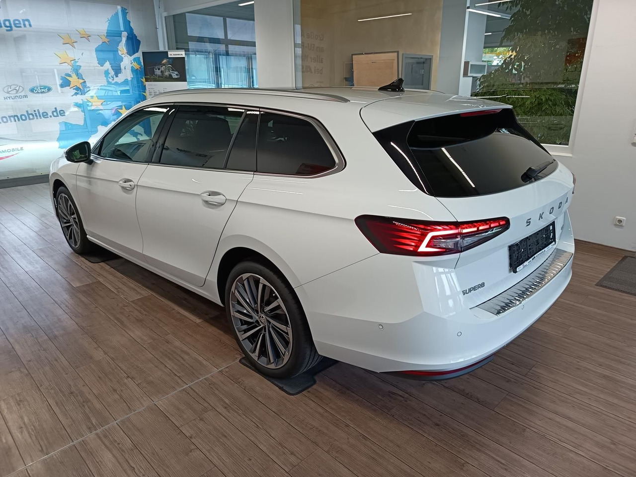Skoda Superb Combi L&K 2,0TDI 4x4*PSD*STD.HZG*360°*HUD - Station wagon: picture 4 Skoda Superb Combi L&K 2,0TDI 4x4*PSD*STD.HZG*360°*HUD - Station wagon: picture 4