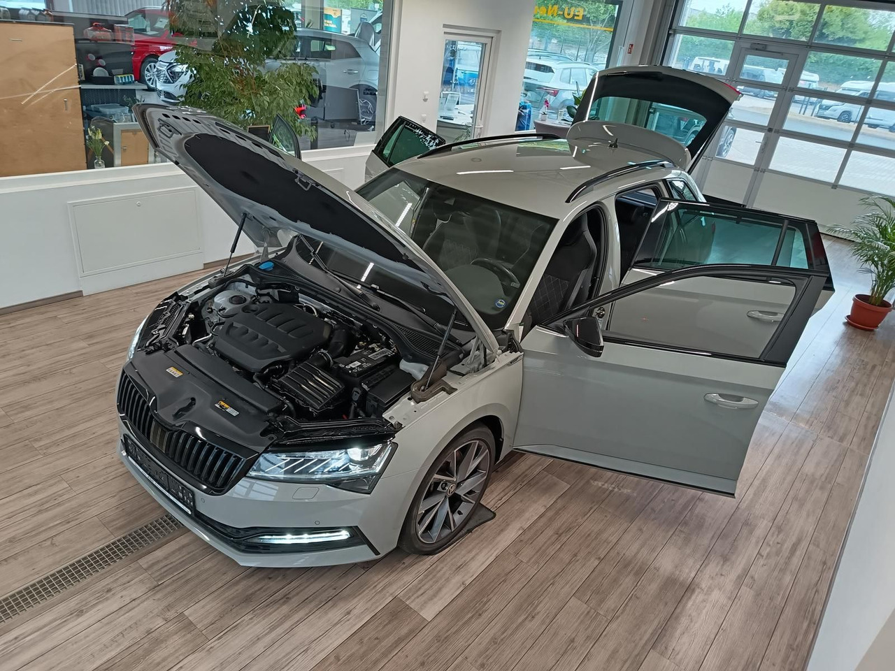 Skoda Superb Combi Sportline 2.0TSI DSG4x4*AHK*DCC*ACC - Car: picture 2 Skoda Superb Combi Sportline 2.0TSI DSG4x4*AHK*DCC*ACC - Car: picture 2