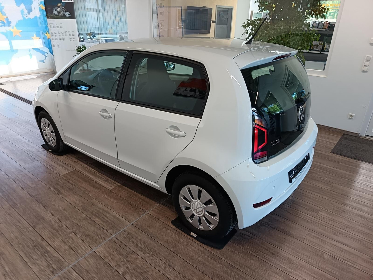 Volkswagen up! move up! 1.0*R-KAM*PDC*SHZ*MAPS+MORE*DAB*NSW - Car: picture 4 Volkswagen up! move up! 1.0*R-KAM*PDC*SHZ*MAPS+MORE*DAB*NSW - Car: picture 4