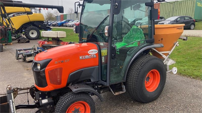 Kubota STW37 Kompakttraktor  - Municipal tractor: picture 1 Kubota STW37 Kompakttraktor  - Municipal tractor: picture 1