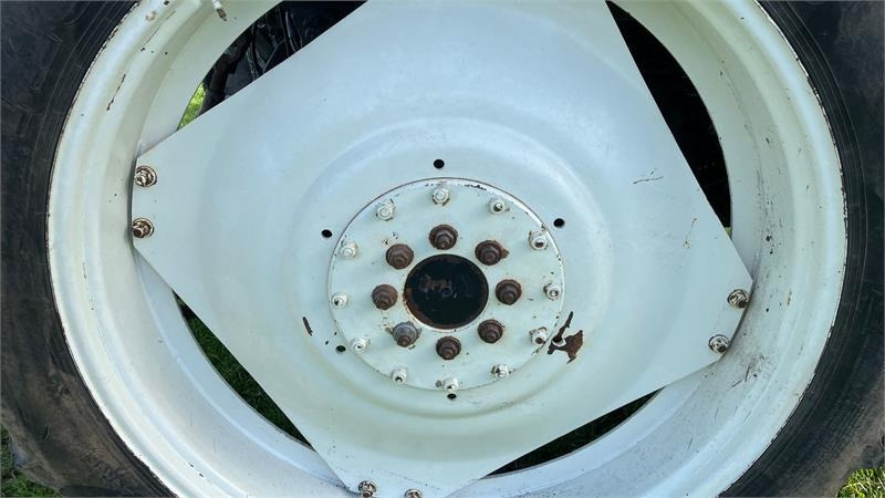 Taurus 270/95R32 - 300/95R46  - Tire for Agricultural machinery: picture 2 Taurus 270/95R32 - 300/95R46  - Tire for Agricultural machinery: picture 2