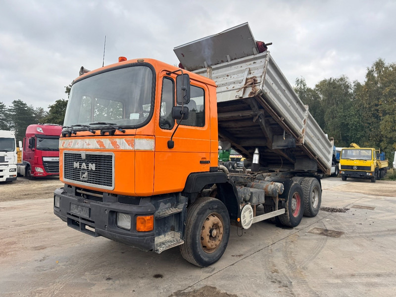 MAN 26.272 (BIG AXLE / STEEL SUSPENSION / MANUAL PUMP / 10 TIRES / 6X4) - Tipper: picture 1 MAN 26.272 (BIG AXLE / STEEL SUSPENSION / MANUAL PUMP / 10 TIRES / 6X4) - Tipper: picture 1