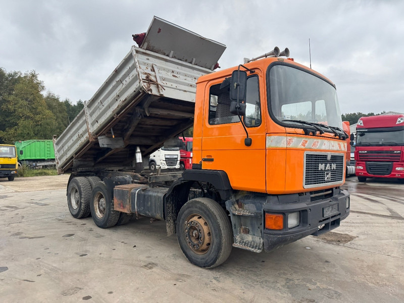 MAN 26.272 (BIG AXLE / STEEL SUSPENSION / MANUAL PUMP / 10 TIRES / 6X4) - Tipper: picture 3 MAN 26.272 (BIG AXLE / STEEL SUSPENSION / MANUAL PUMP / 10 TIRES / 6X4) - Tipper: picture 3