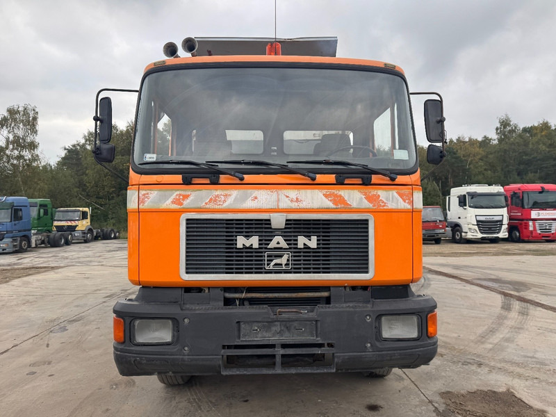 MAN 26.272 (BIG AXLE / STEEL SUSPENSION / MANUAL PUMP / 10 TIRES / 6X4) - Tipper: picture 2 MAN 26.272 (BIG AXLE / STEEL SUSPENSION / MANUAL PUMP / 10 TIRES / 6X4) - Tipper: picture 2