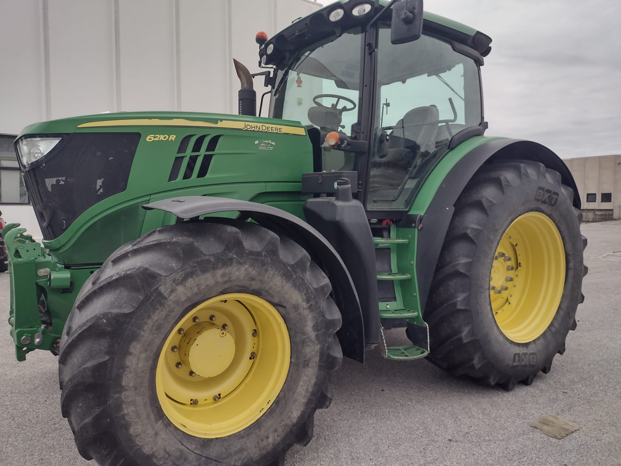 JOHN DEERE 6210 R - Farm tractor: picture 1 JOHN DEERE 6210 R - Farm tractor: picture 1