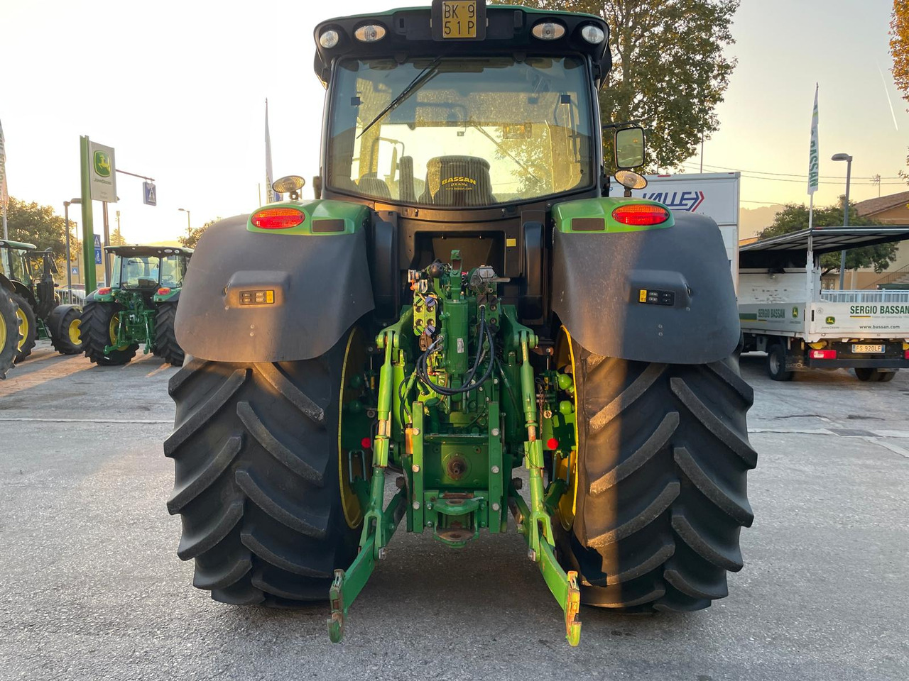 JOHN DEERE 6210 R - Farm tractor: picture 3 JOHN DEERE 6210 R - Farm tractor: picture 3