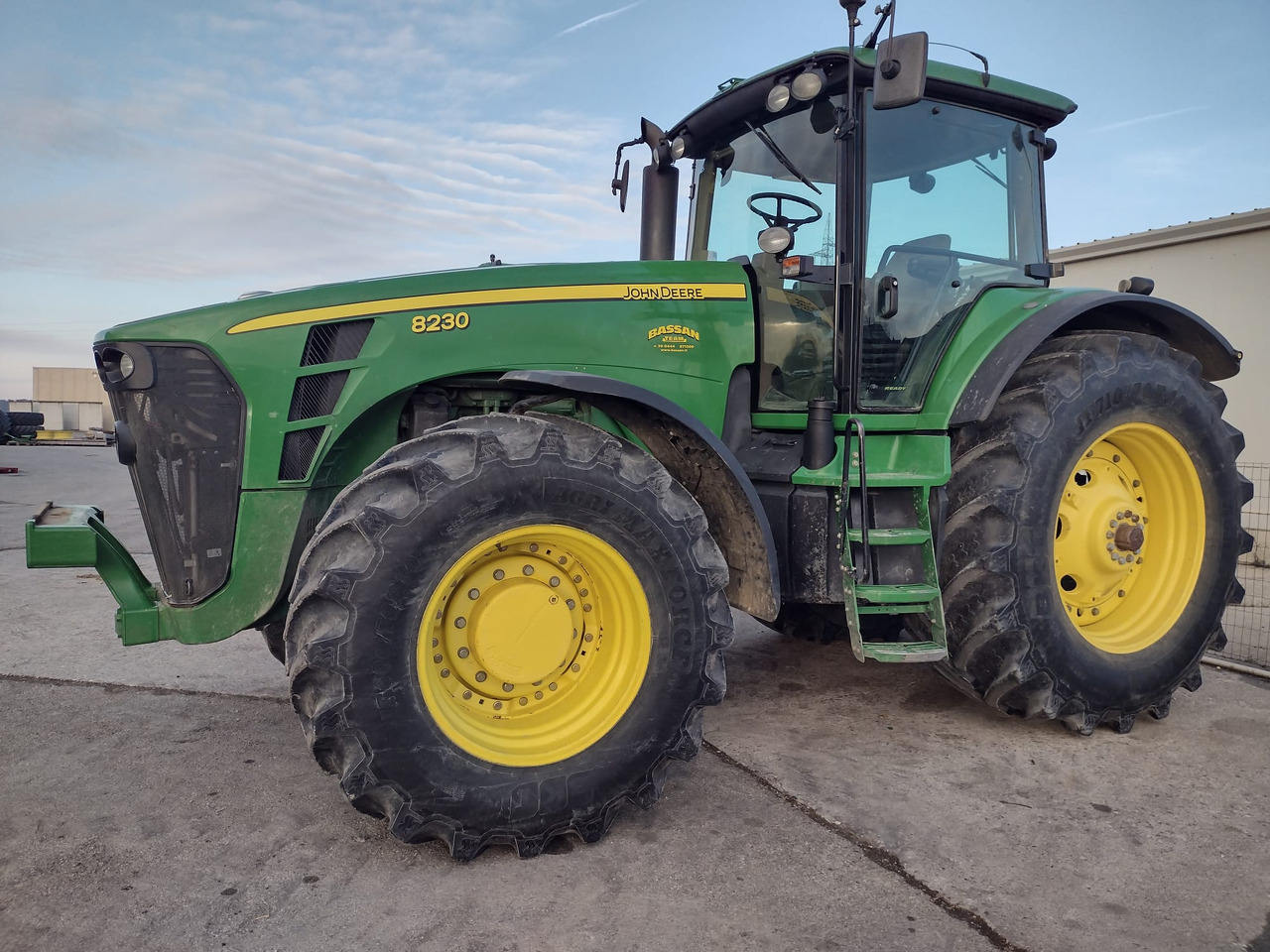 JOHN DEERE 8230 - Farm tractor: picture 1 JOHN DEERE 8230 - Farm tractor: picture 1