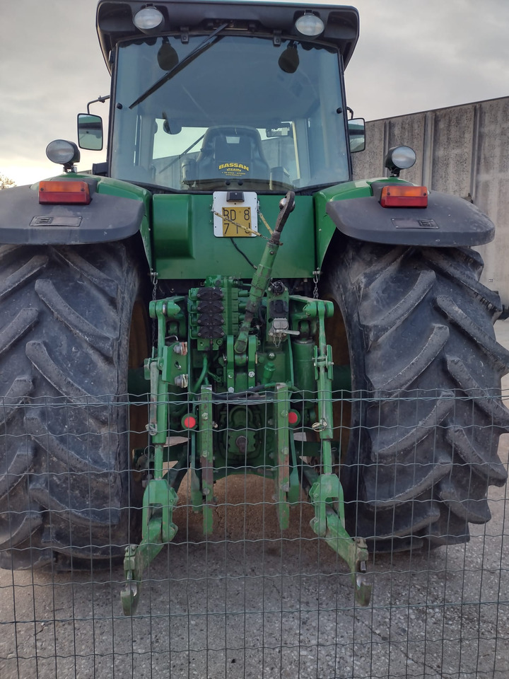 JOHN DEERE 8230 - Farm tractor: picture 2 JOHN DEERE 8230 - Farm tractor: picture 2