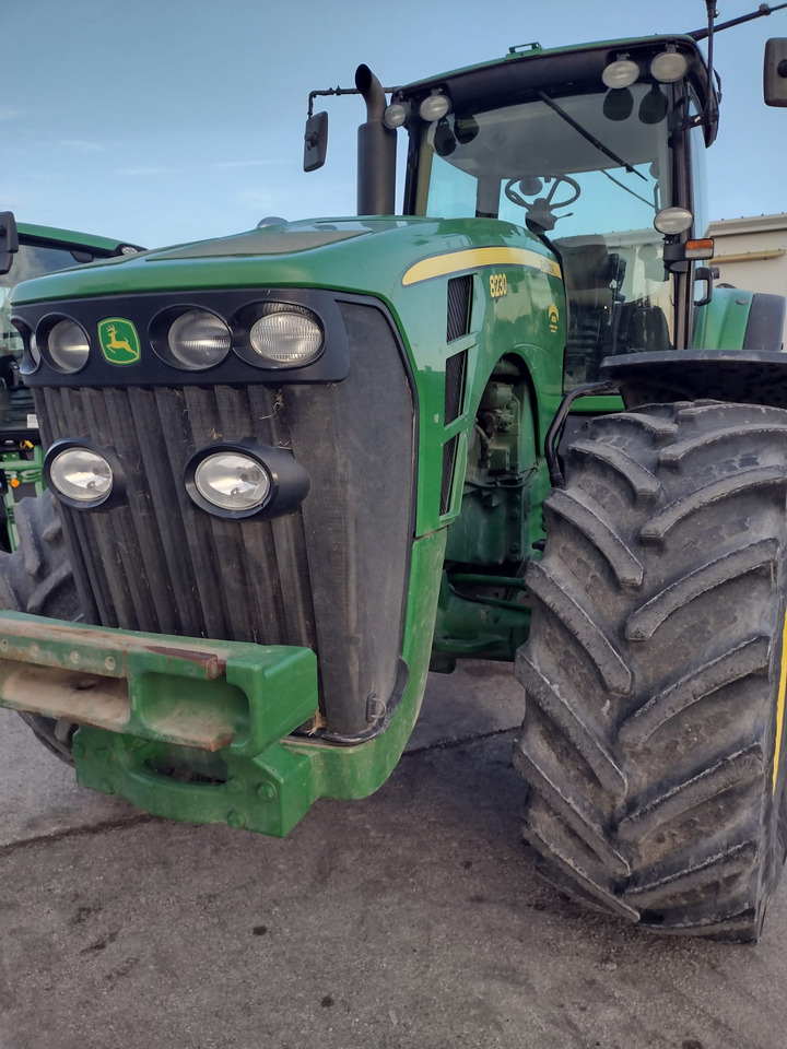JOHN DEERE 8230 - Farm tractor: picture 3 JOHN DEERE 8230 - Farm tractor: picture 3