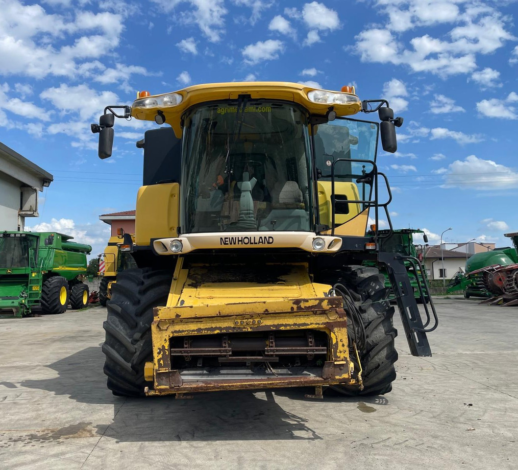 NEW HOLLAND MIETITREBBIA CX 8080 - Combine harvester: picture 3 NEW HOLLAND MIETITREBBIA CX 8080 - Combine harvester: picture 3