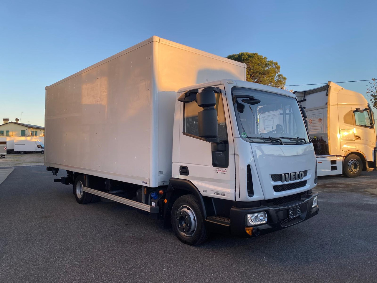 IVECO EUROCARGO 75E19 - Box truck: picture 2 IVECO EUROCARGO 75E19 - Box truck: picture 2