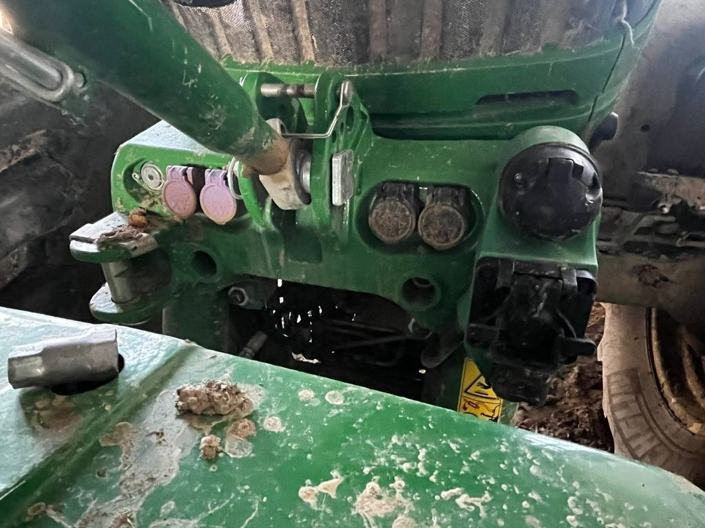 John Deere 6145 R - Farm tractor: picture 3 John Deere 6145 R - Farm tractor: picture 3