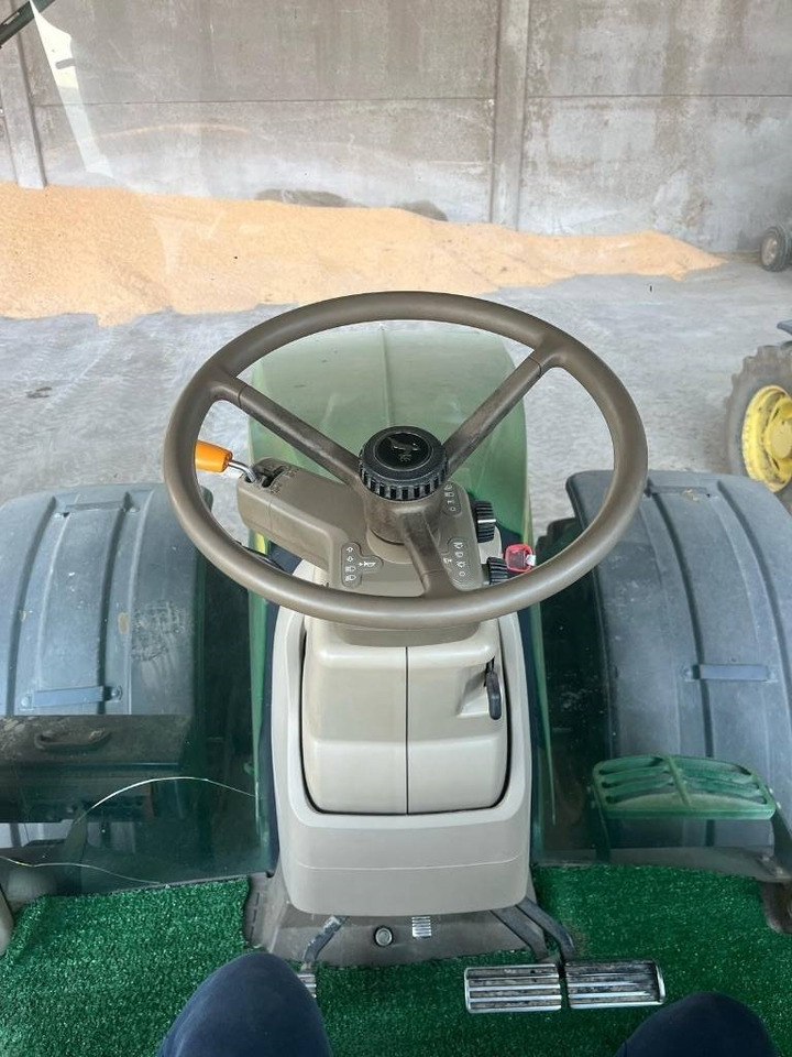 John Deere 7230 R  - Farm tractor: picture 3 John Deere 7230 R  - Farm tractor: picture 3