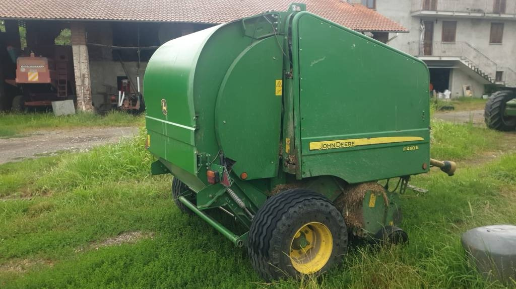 John Deere F 450  - Round baler: picture 1 John Deere F 450  - Round baler: picture 1