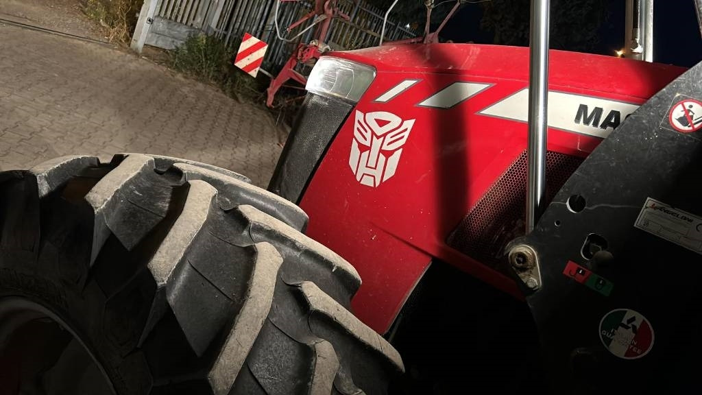 Massey Ferguson 5710 - Farm tractor: picture 3 Massey Ferguson 5710 - Farm tractor: picture 3