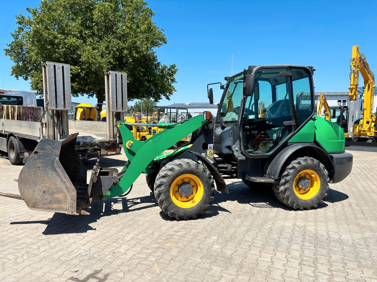 Komatsu WA70-5 - Wheel loader: picture 1 Komatsu WA70-5 - Wheel loader: picture 1