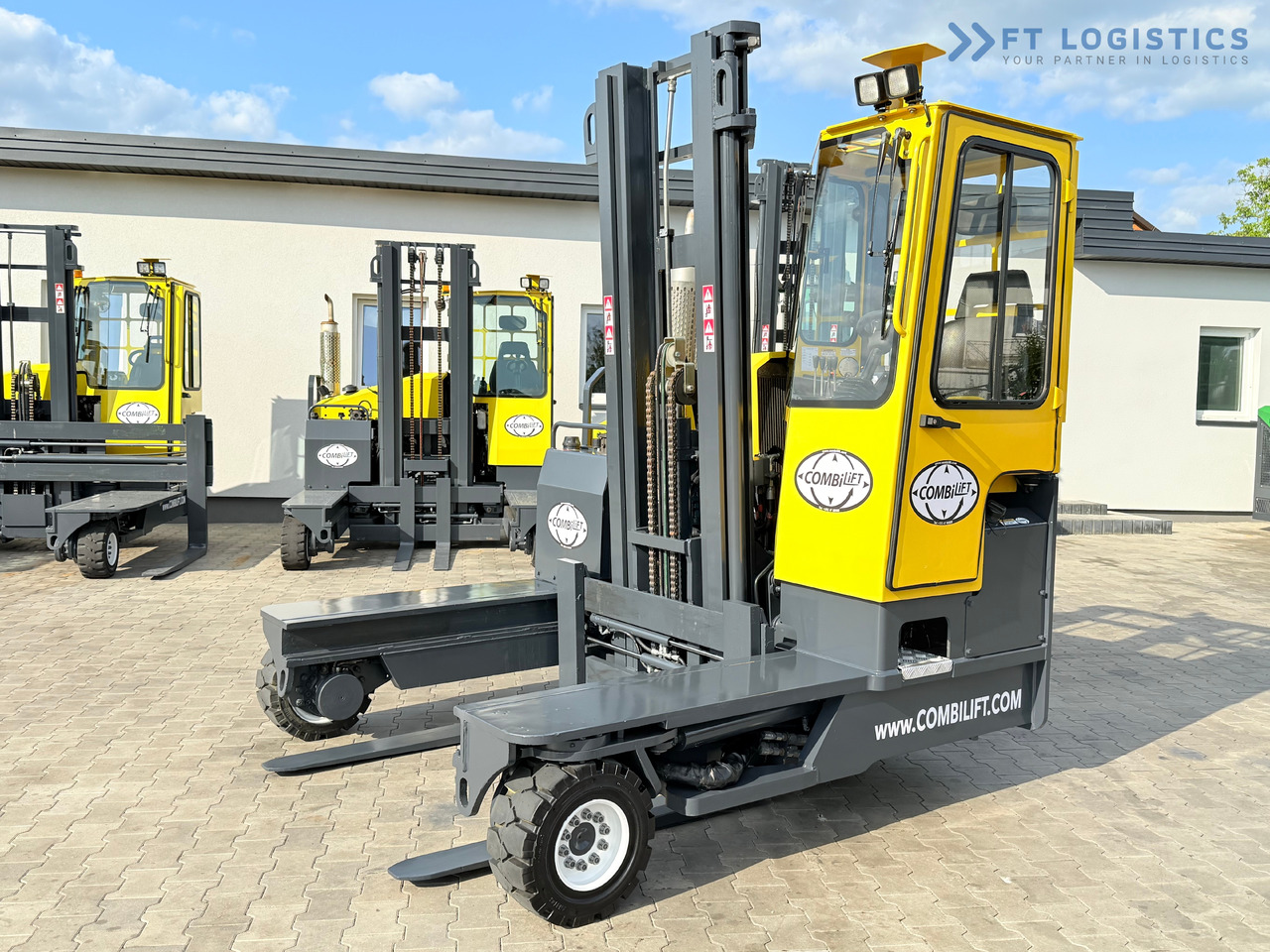 COMBILIFT C4000 / DIESEL / DUPLEX - 4100MM / FORK POSITIONER / ONLY 2951 MTH / LIKE NEW - 4-way reach truck: picture 1 COMBILIFT C4000 / DIESEL / DUPLEX - 4100MM / FORK POSITIONER / ONLY 2951 MTH / LIKE NEW - 4-way reach truck: picture 1